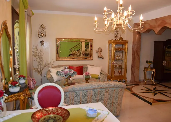 Queen's Luxurious House 3*