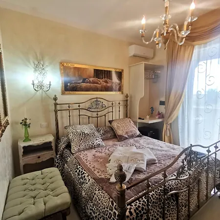 Queen's Luxurious House