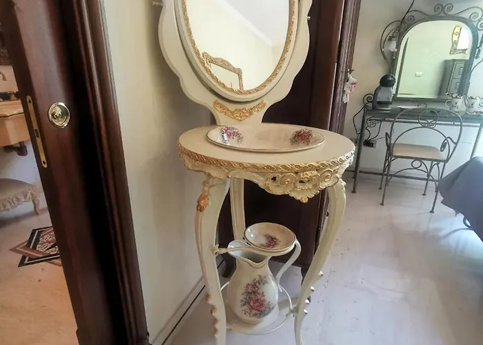 Bed & Breakfast Queen's Luxurious House 3*