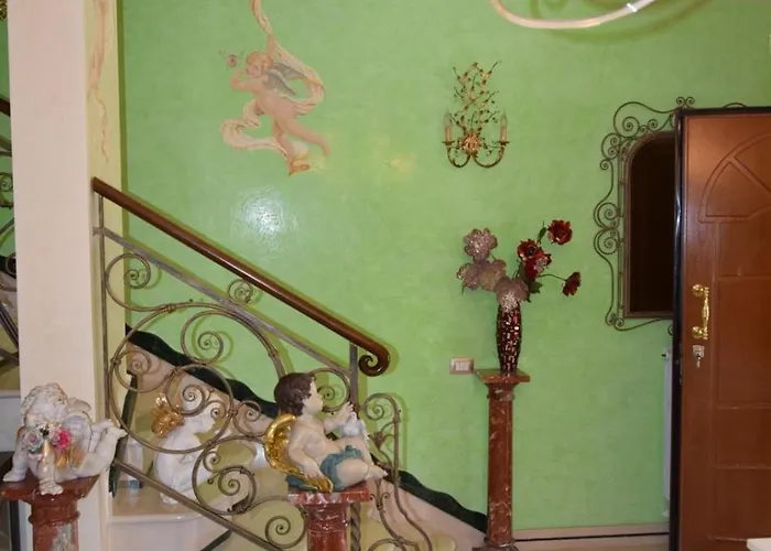 Queen's Luxurious House